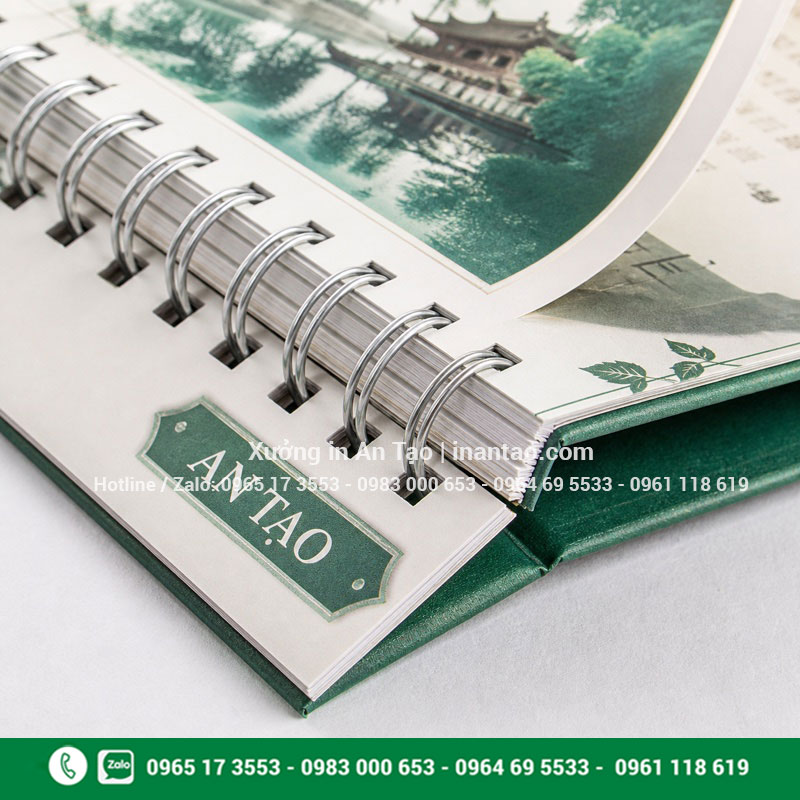 Chất liệu giấy và lò xo lịch để bàn Cận cảnh giấy và lò xo in lịch để bàn