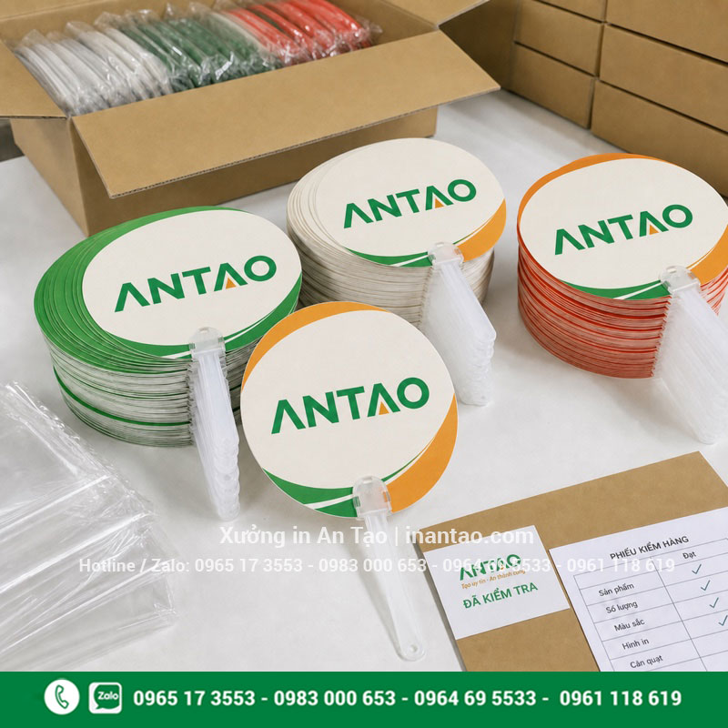 Quạt giấy in theo yêu cầu được kiểm hàng và đóng gói Đóng gói quạt giấy in theo yêu cầu sau kiểm tra