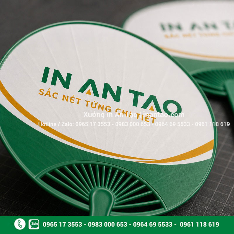Chất lượng in logo lên quạt tại Bao Bì An Tạo Cận cảnh in logo lên quạt sắc nét trên bề mặt quạt nhựa