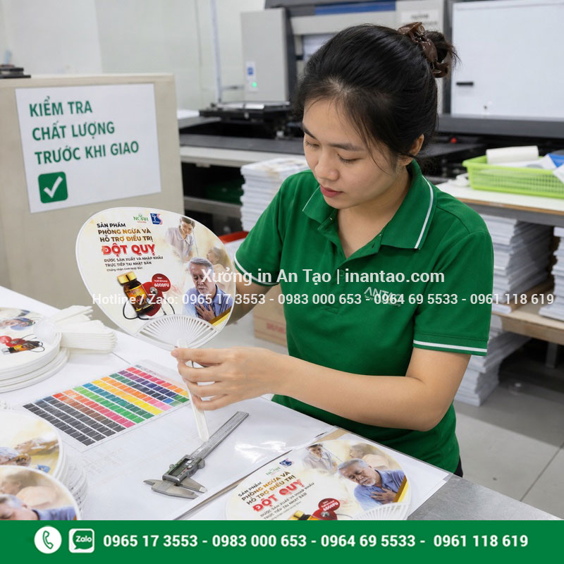 Kiểm tra chất lượng in quạt nhựa Nhân viên kiểm tra màu và chất lượng in quạt nhựa trước khi giao
