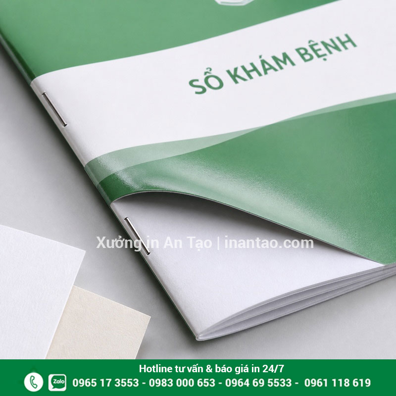 Chất liệu và gia công in sổ khám bệnh Cận cảnh giấy bìa cán màng giấy ruột và kim đóng sổ khám bệnh