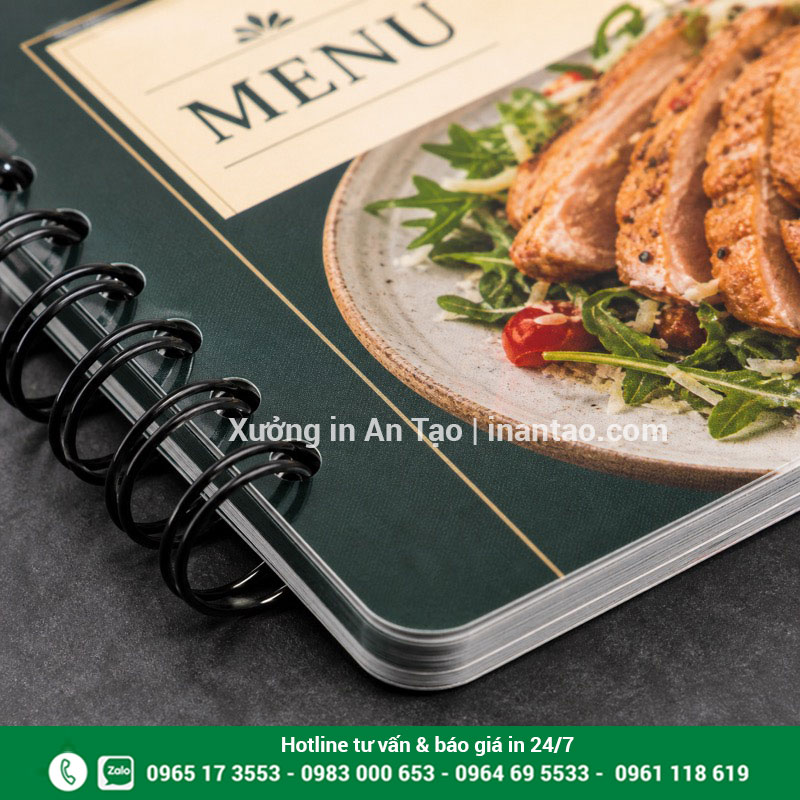 Gia công in menu nhựa PVC chắc chắn Cận cảnh bo góc và đóng lò xo khi in menu nhựa PVC