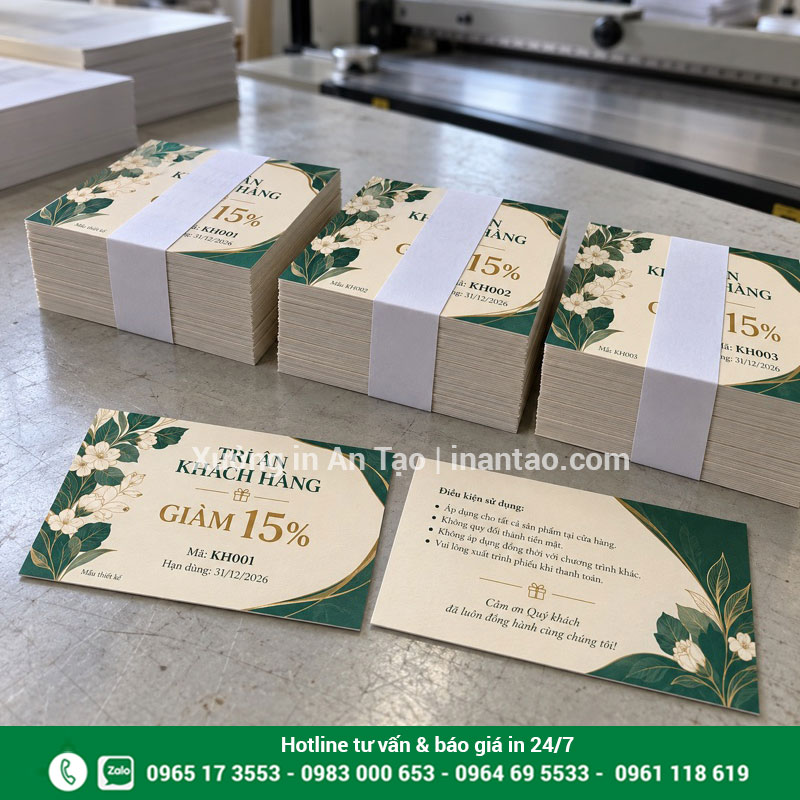 Voucher thành phẩm được chia lô trước khi giao Các chồng voucher tri ân khách hàng được xén gọn và chia lô trên bàn thành phẩm